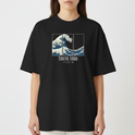 Camiseta com estampa frontal de onda estilizada em três painéis e texto centralizado "Tokyo 1986" seguido de "TITANIFF" em letras menores.