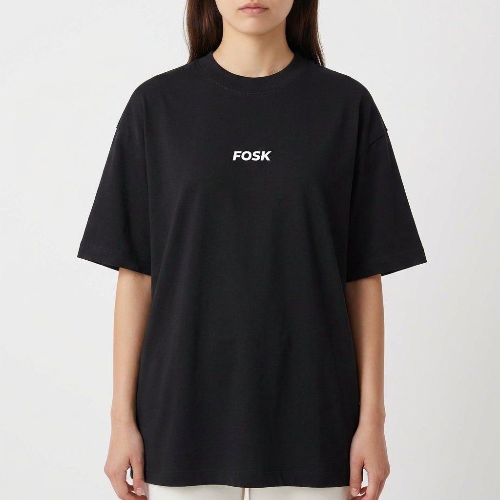 Camiseta com estampa frontal de palavra centralizada em fonte moderna e estampa traseira de mesma palavra centralizada próxima à gola.