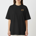 Camiseta com estampa frontal de "FAFO" em estilo gráfico e estampa traseira com imagem de homem, helicópteros e texto "Fuck Around Find Out FAFO".