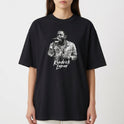 Camiseta com estampa frontal de um cantor segurando um microfone, exibindo detalhes de uma jaqueta e um nome logo abaixo em fonte estilizada.