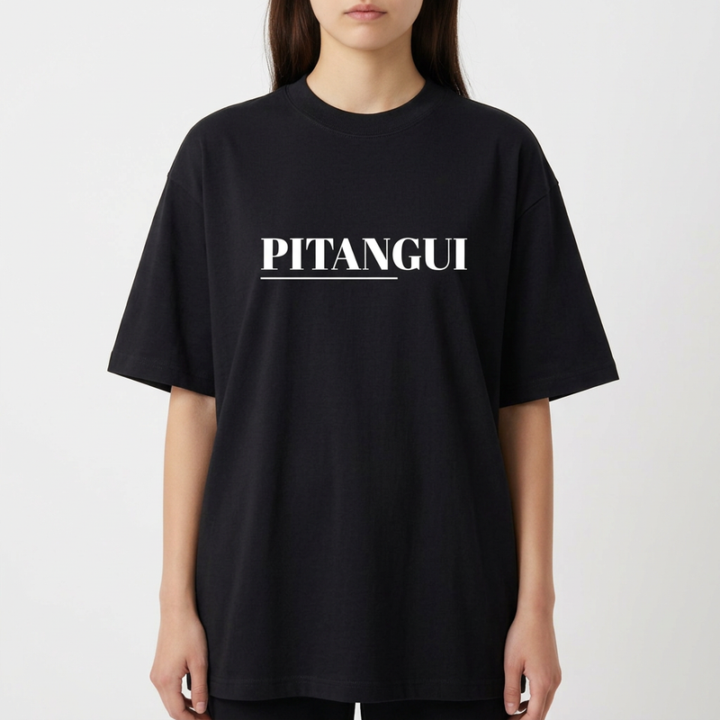 Camiseta com estampa frontal de "PITANGUI" sublinhado e estampa traseira de uma praça com árvore central, banco de madeira e placa de "PAZ E AMOR".