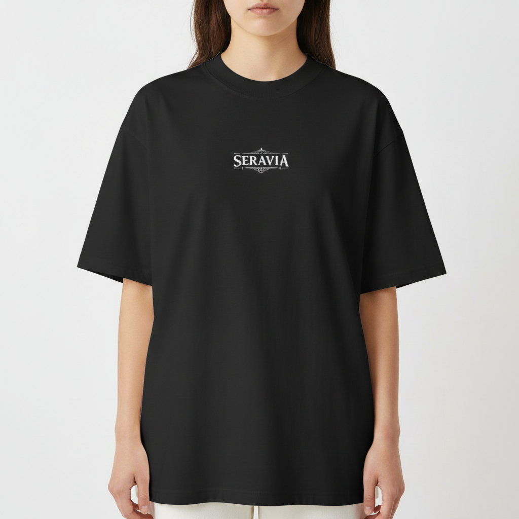 Camiseta com estampa frontal de logotipo estilizado com "Seravia" e estampa traseira de figura detalhada de uma rainha egípcia entre elementos tradicionais.