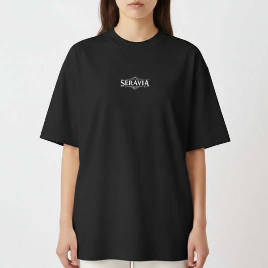 Camiseta com estampa frontal de logotipo estilizado com "Seravia" e estampa traseira de figura detalhada de uma rainha egípcia entre elementos tradicionais.