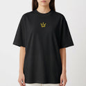 Camiseta com estampa frontal de coroa estilizada e estampa traseira de carro esportivo sob título "BMW Project" envolvido por efeitos dinâmicos e gráficos intensos.