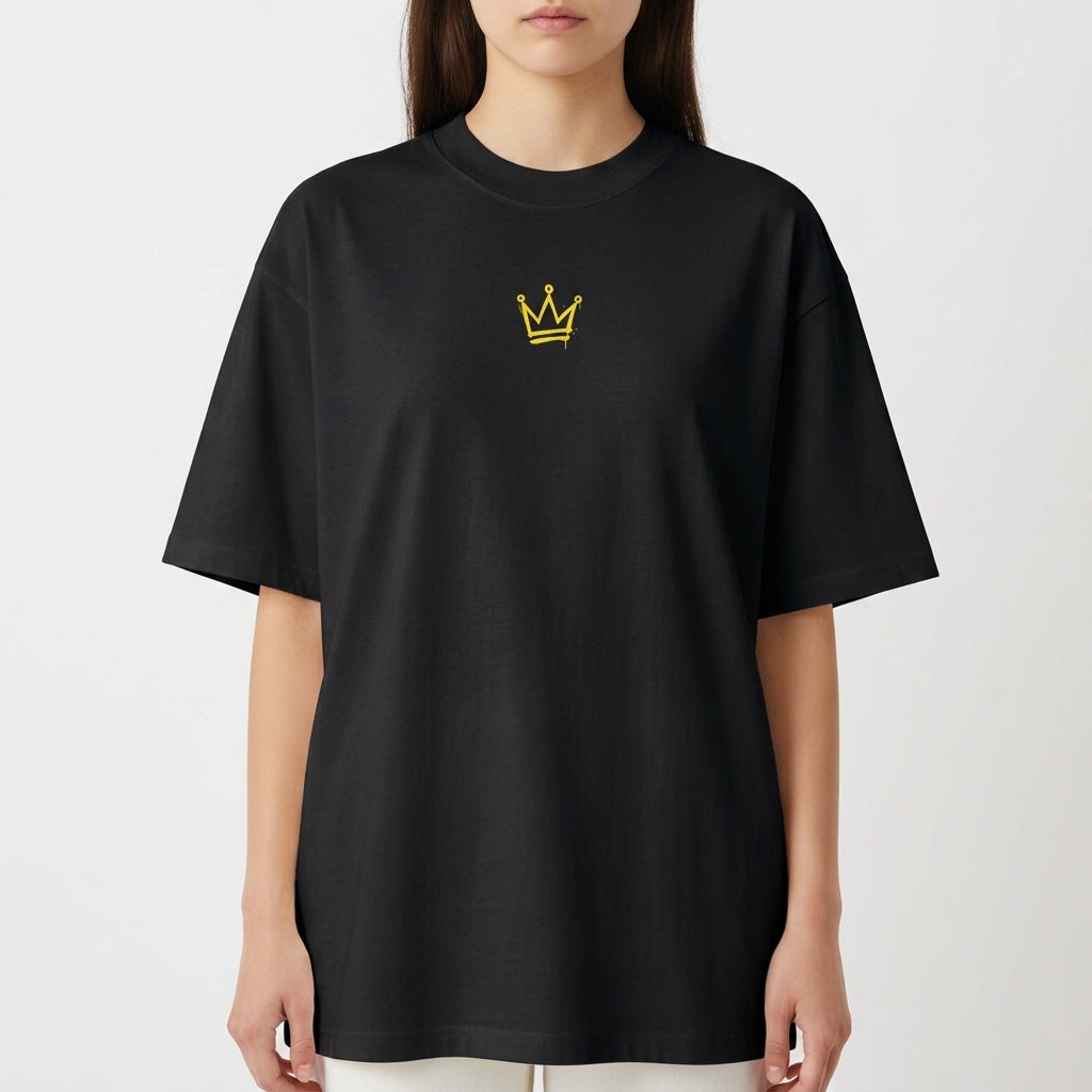 Camiseta com estampa frontal de coroa estilizada e estampa traseira de carro esportivo sob título "BMW Project" envolvido por efeitos dinâmicos e gráficos intensos.