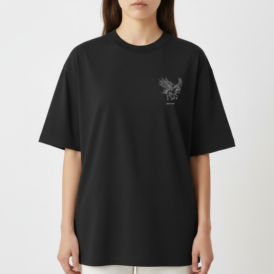 Camiseta com estampa frontal de cavalo alado e texto pequeno; e estampa traseira detalhada de cavalo alado com a palavra "MENTALITY" em destaque.