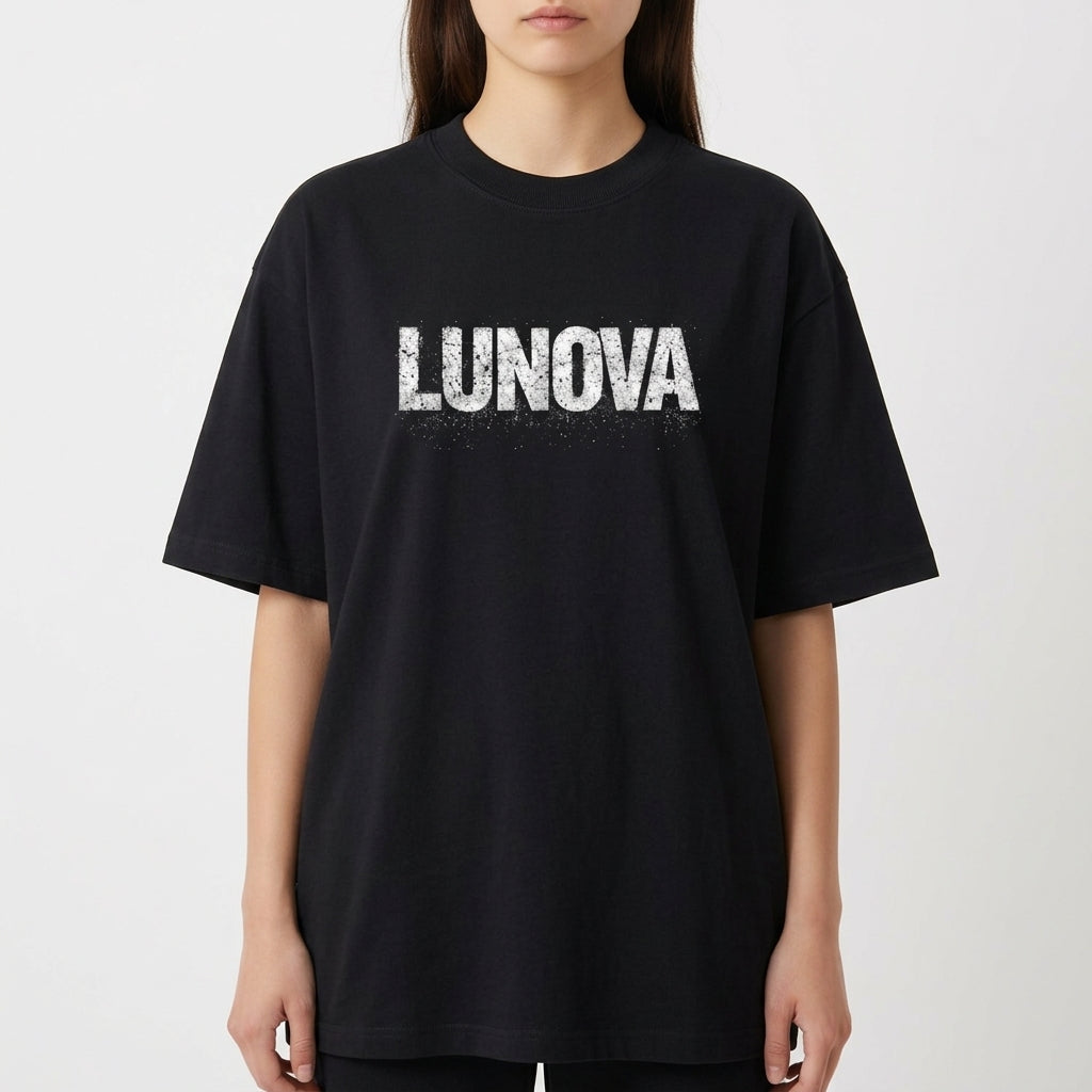 Camiseta com estampa frontal de "LUNOVA" em letras grandes e efeito desgastado, e estampa traseira de um olho detalhado entre "OPEN YOUR EYES".