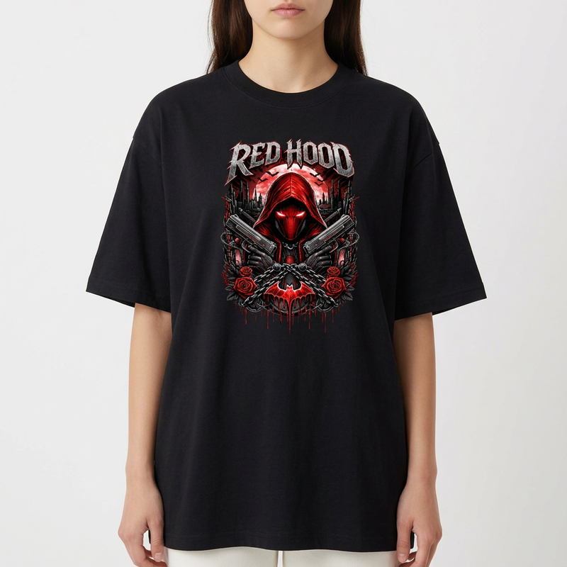 Camiseta com estampa frontal de figura encapuzada vermelha, cercada por armas cruzadas, rosas e arranha-céus ao fundo, sob a inscrição “Red Hood”.
