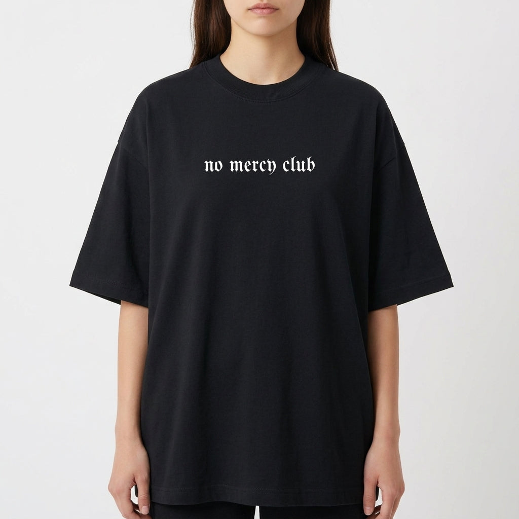 Camiseta com estampa frontal de texto "no mercy club" em estilo gótico e estampa traseira de aranha estilizada com texto superior "no mercy club".