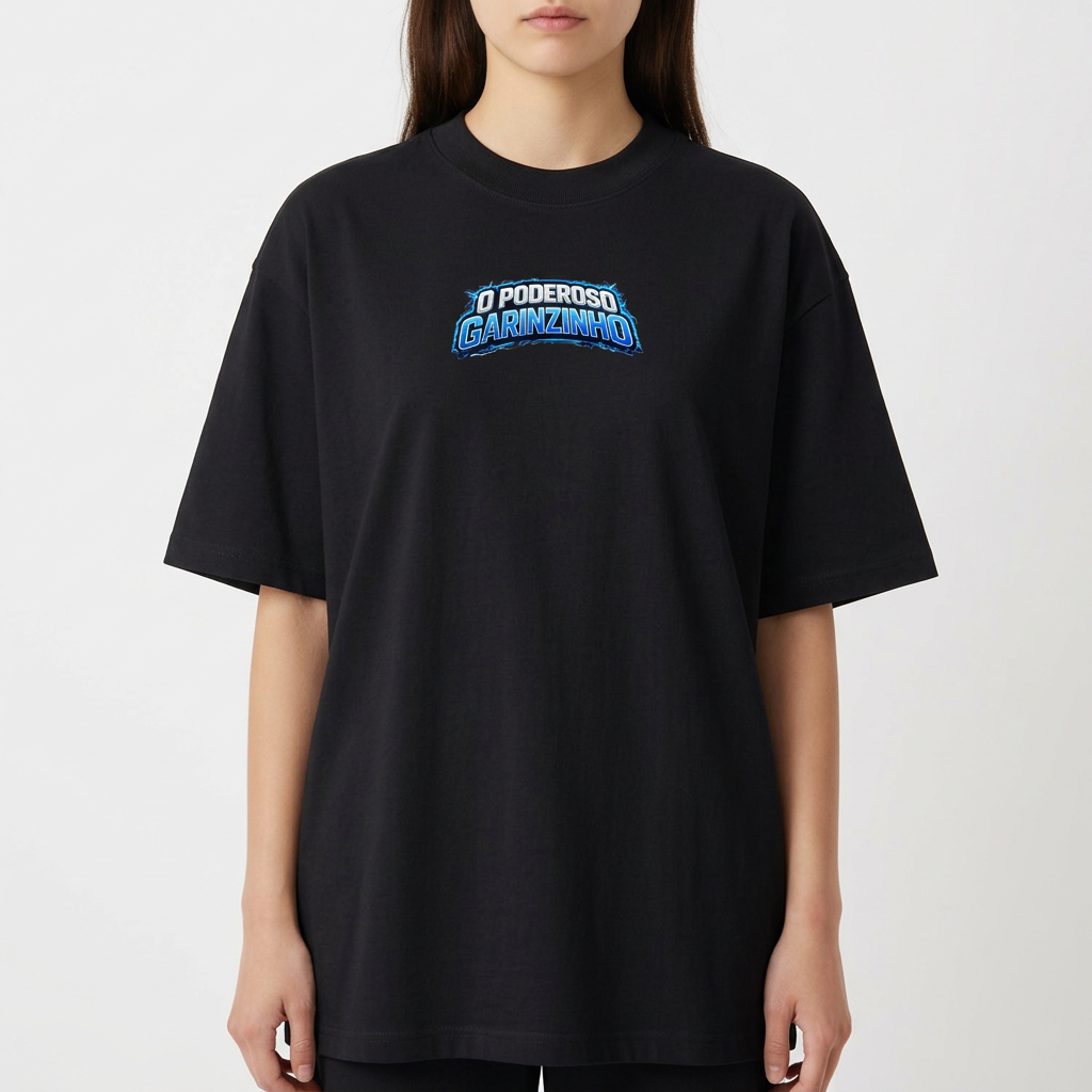 Camiseta com estampa frontal de texto estilizado "O PODEROSO GARINZINHO" e estampa traseira com texto semelhante acima de uma imagem de bebê musculoso.