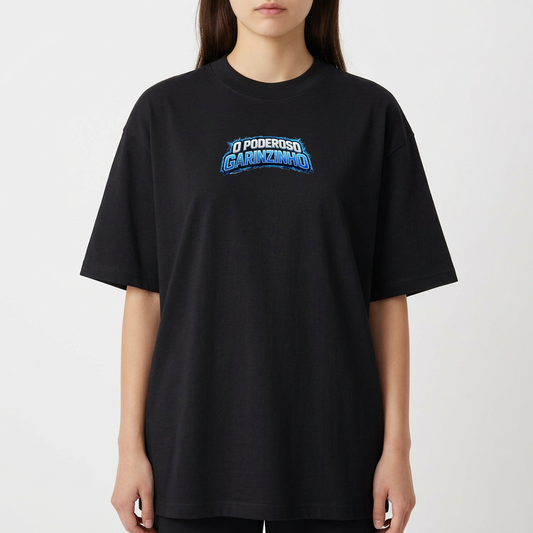 Camiseta com estampa frontal de texto estilizado "O PODEROSO GARINZINHO" e estampa traseira com texto semelhante acima de uma imagem de bebê musculoso.
