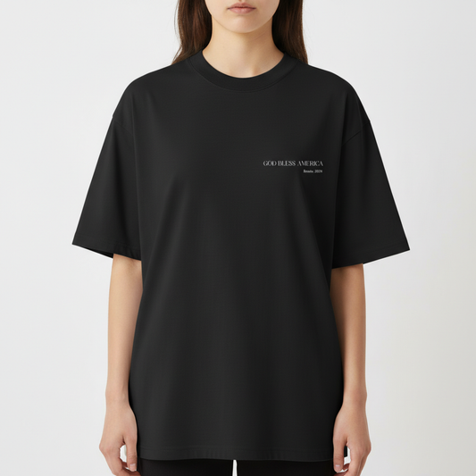 Camiseta com estampa frontal de "God Bless America, Brazil, 2020" e estampa traseira de lista de países em colunas sob a palavra "BRASIL" centralizada.