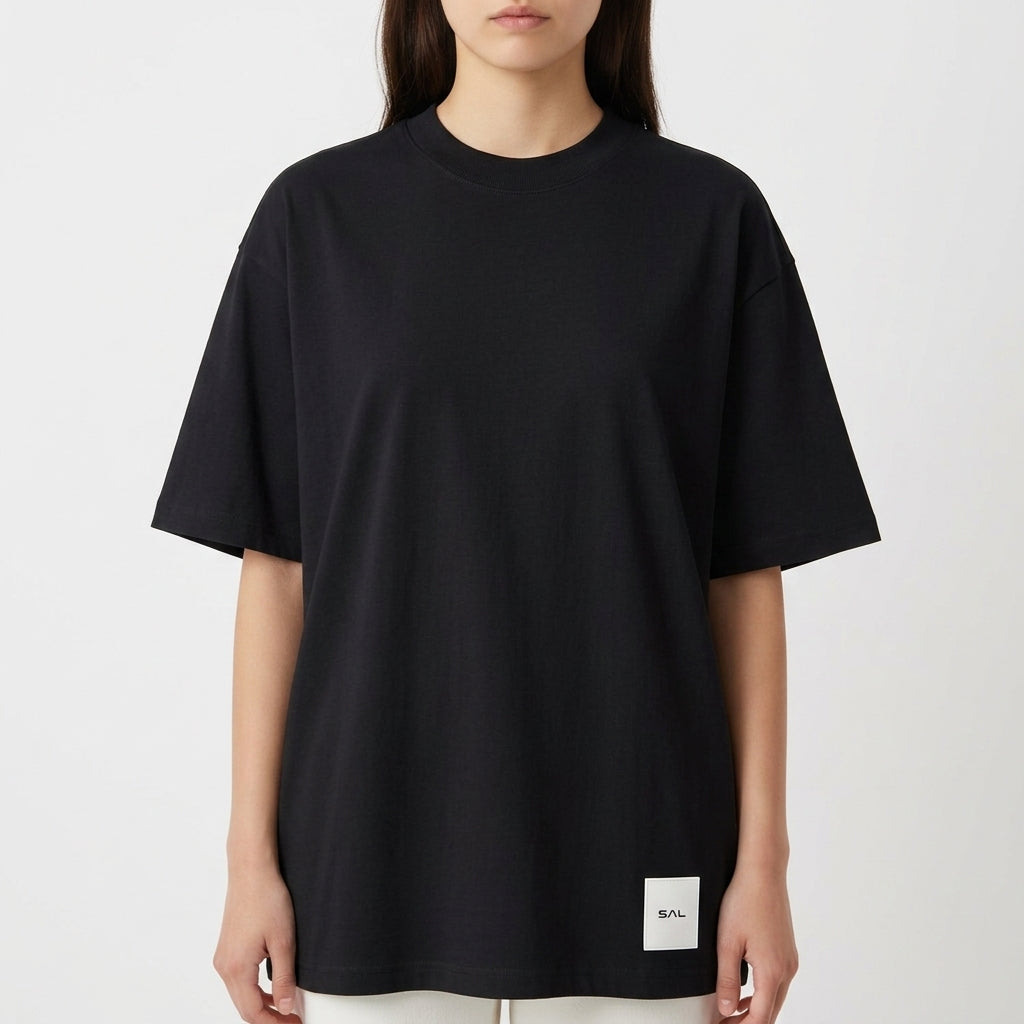 Camiseta com estampa frontal de pequeno texto no canto inferior e estampa traseira de onda imponente e sol vibrante em fundo quadriculado.