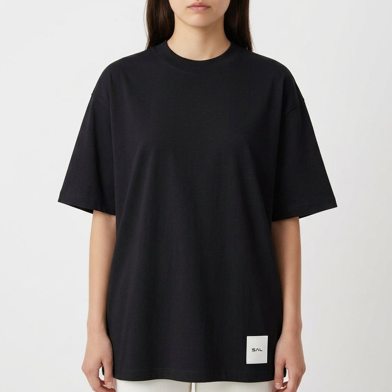 Camiseta com estampa frontal de pequeno texto no canto inferior e estampa traseira de onda imponente e sol vibrante em fundo quadriculado.