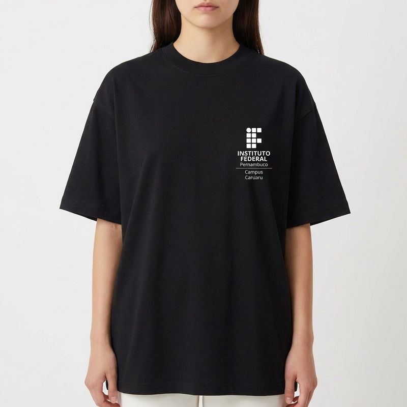 Camiseta com estampa frontal de logo e texto do Instituto Federal Campus Caruaru e estampa traseira de engrenagem, texto "Mecatrônica IFPE" e elementos gráficos.
