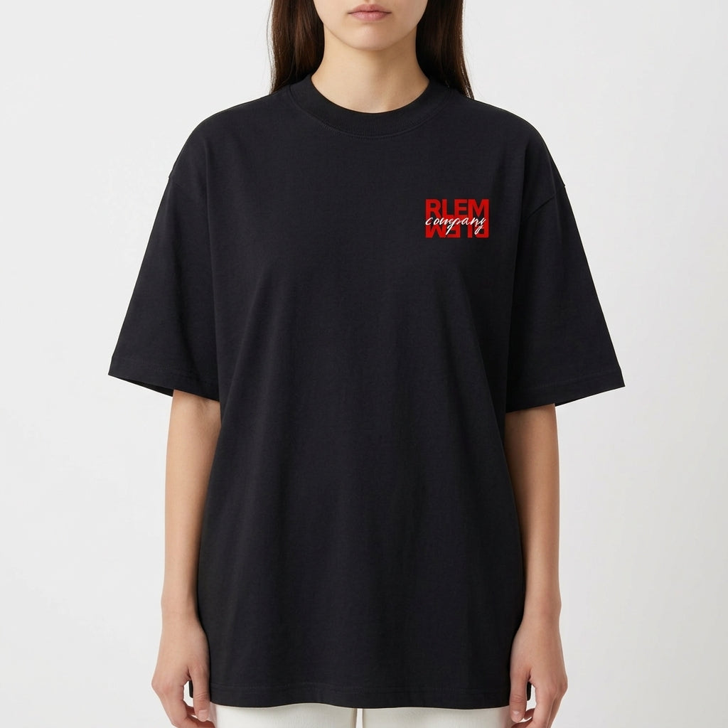 Camiseta com estampa frontal de texto estilizado em caixa vermelha e estampa traseira de retrato vintage com linhas verticais e texto cruzado.