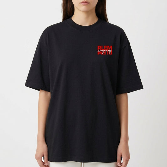 Camiseta com estampa frontal de texto estilizado em caixa vermelha e estampa traseira de retrato vintage com linhas verticais e texto cruzado.