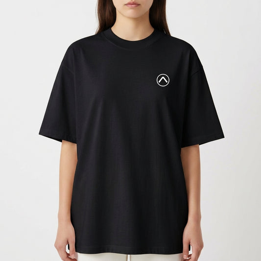 Camiseta com estampa frontal de pequeno símbolo circular com seta apontando para cima no lado esquerdo do peito e estampa traseira de surfista em túnel de onda dinâmica com efeitos de pinceladas.