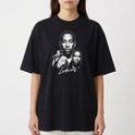 Camiseta com estampa frontal de três retratos detalhados de um artista em diferentes poses, com um nome em estilo caligráfico destacado abaixo.
