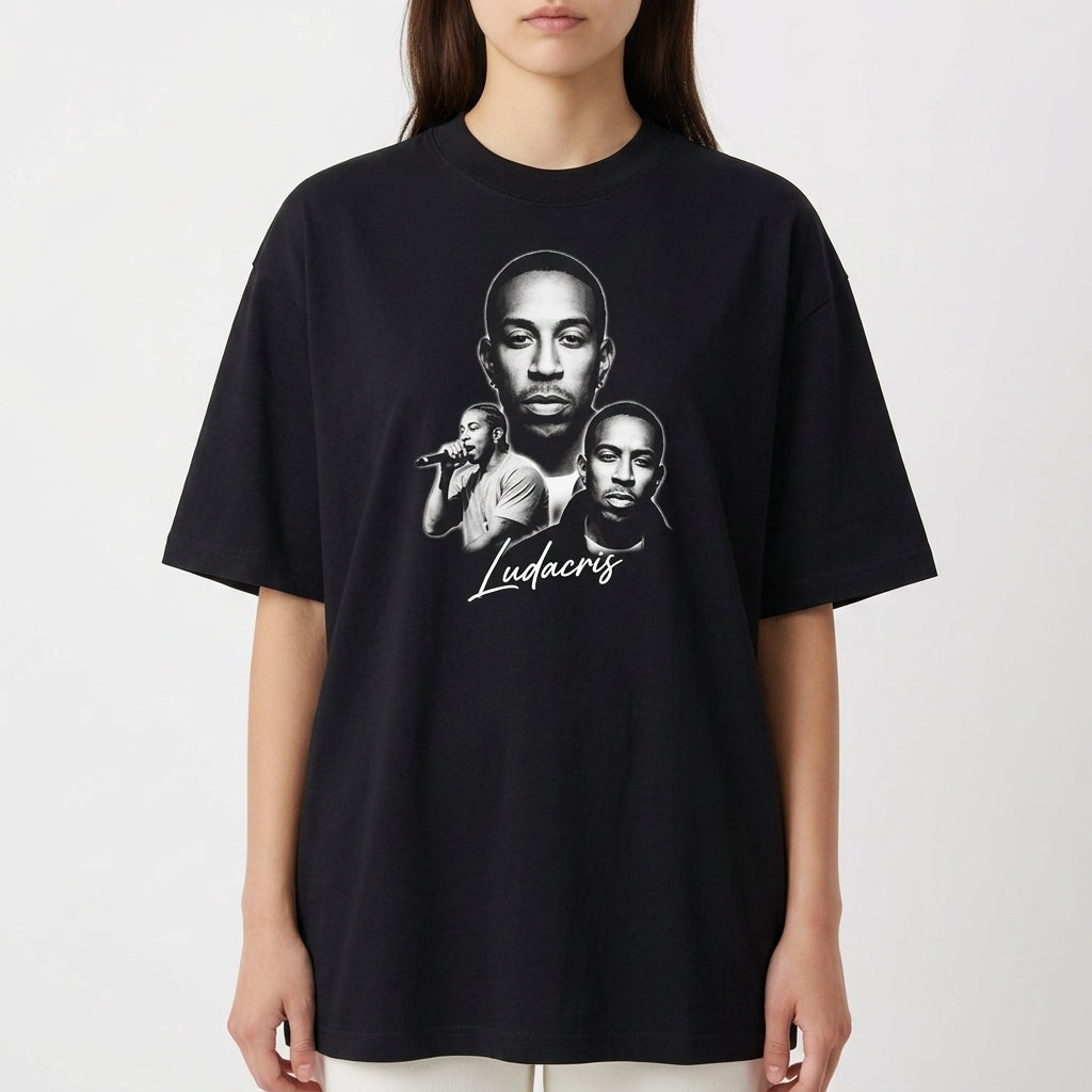 Camiseta com estampa frontal de três retratos detalhados de um artista em diferentes poses, com um nome em estilo caligráfico destacado abaixo.