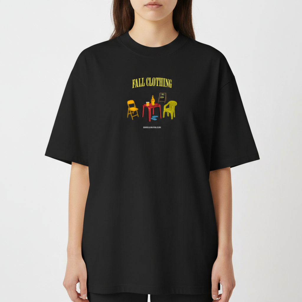 Camiseta com estampa frontal de três cadeiras ao redor de uma mesa com objetos, sob o texto "FALL CLOTHING", em um estilo gráfico e vibrante.