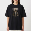 Camiseta com estampa frontal de escudo contendo uma espada centralizada e a imagem de um leão ao fundo, com textos ao redor enfatizando fé.