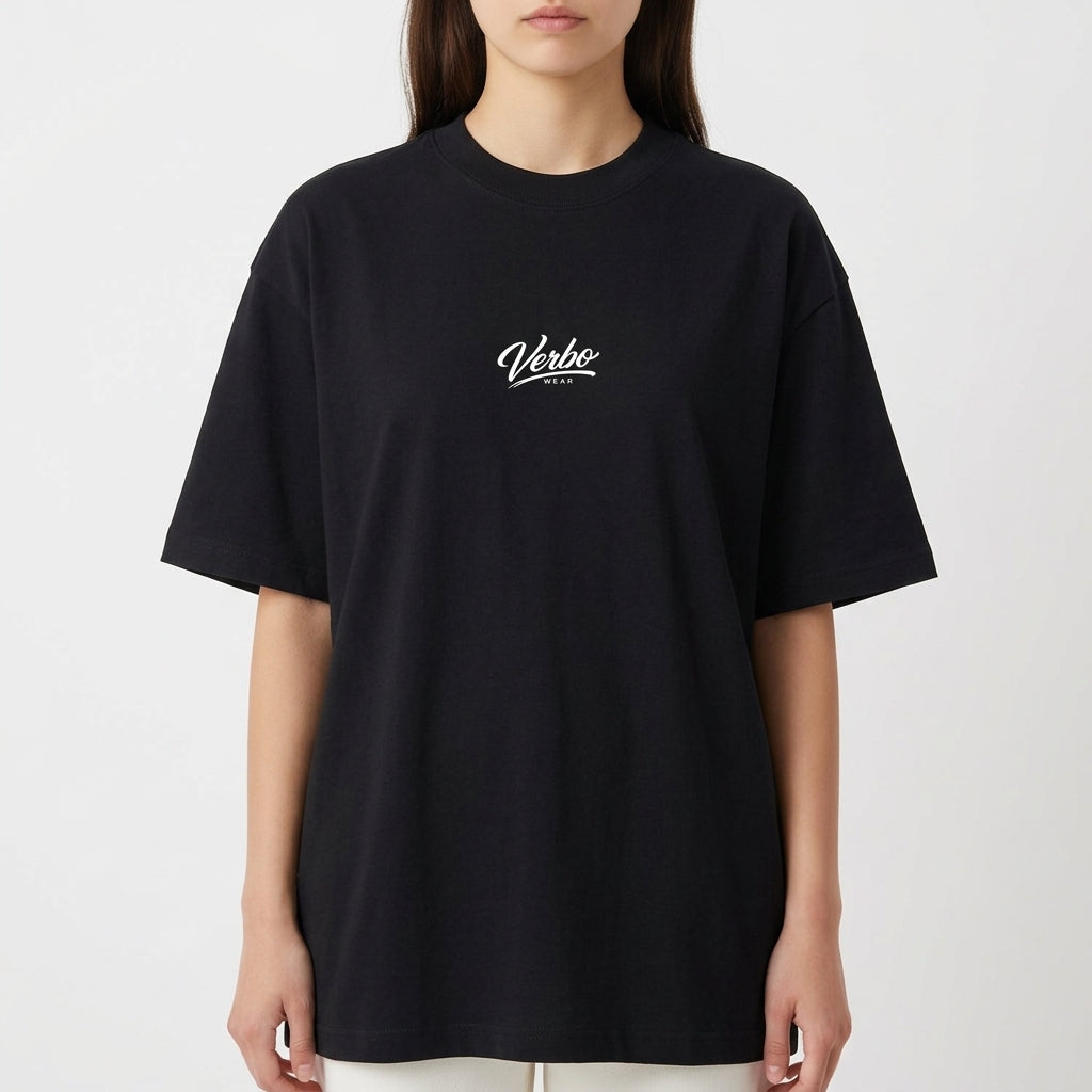 Camiseta com estampa frontal de texto cursivo "Verbo" e estampa traseira de coroa, montanhas, estrela e frases expressivas em texto impactante.