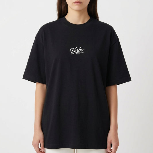 Camiseta com estampa frontal de texto cursivo "Verbo" e estampa traseira de coroa, montanhas, estrela e frases expressivas em texto impactante.