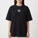 Camiseta com estampa frontal de "STACK" em letras grandes e estampa traseira de "BACKEND MACHINE behind the scenes" sobreposta em fundo com "STACK".