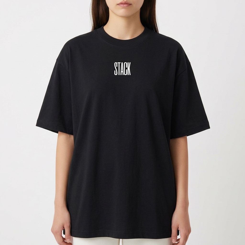 Camiseta com estampa frontal de "STACK" em letras grandes e estampa traseira de "BACKEND MACHINE behind the scenes" sobreposta em fundo com "STACK".