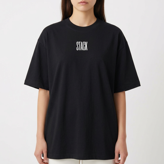 Camiseta com estampa frontal de "STACK" em letras grandes e estampa traseira de "BACKEND MACHINE behind the scenes" sobreposta em fundo com "STACK".