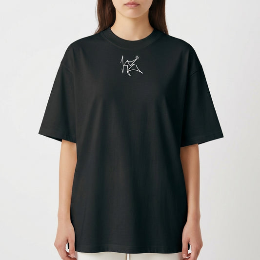 Camiseta com estampa frontal de linha abstrata com figura estilizada e estampa traseira de dado vermelho rodeado por fumaça em tons ondulantes.