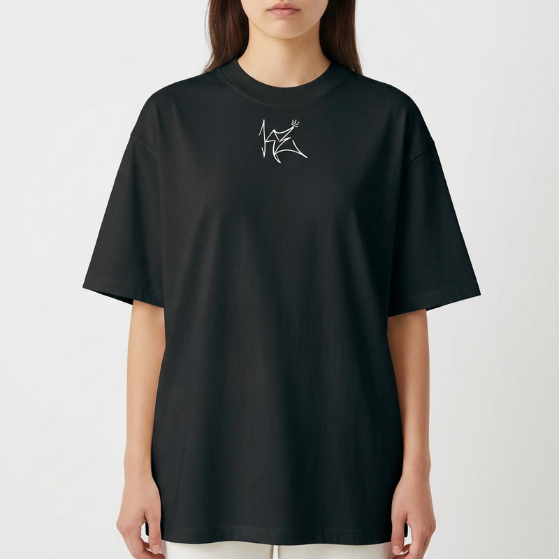 Camiseta com estampa frontal de linha abstrata com figura estilizada e estampa traseira de dado vermelho rodeado por fumaça em tons ondulantes.