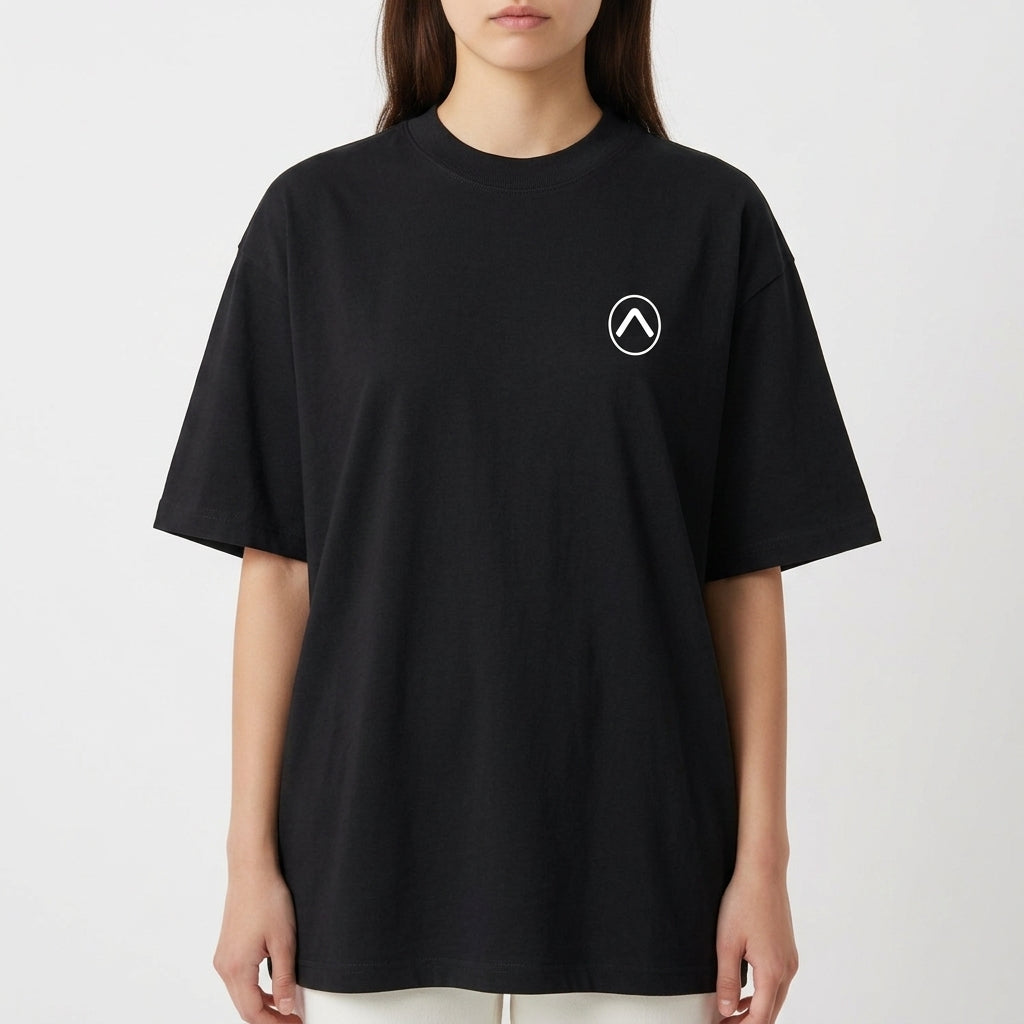 Camiseta com estampa frontal de símbolo geométrico simples no peito e estampa traseira de skatista em ação com efeito gráfico de tinta em respingos.