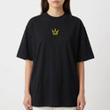Camiseta com estampa frontal de coroa estilizada pequena e estampa traseira de carro esportivo roxo com dizeres, detalhes coloridos e QR code.