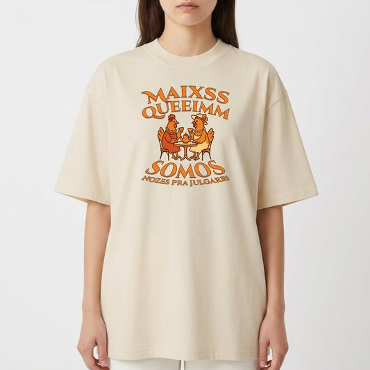 Camiseta com estampa frontal de duas galinhas sentadas à mesa com copos, cercadas por texto estilizado em torno delas.