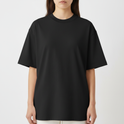 Camiseta sem estampa visível na frente.