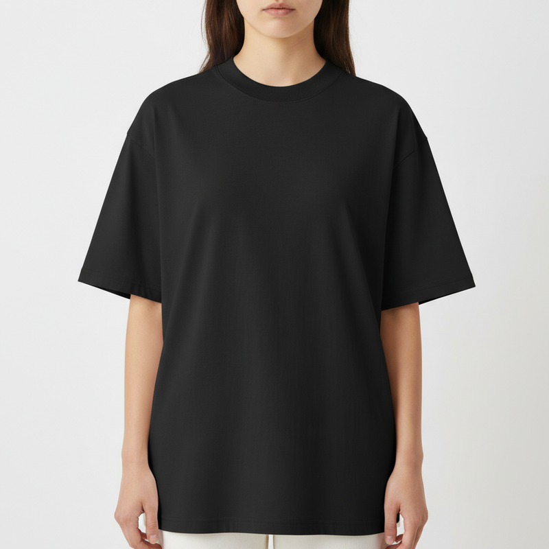 Camiseta sem estampa visível na frente.