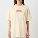 Camiseta com estampa frontal de logotipo com texto "Serbia" em destaque e estampa traseira apresentando ilustração de Odin com detalhes vikings elaborados.