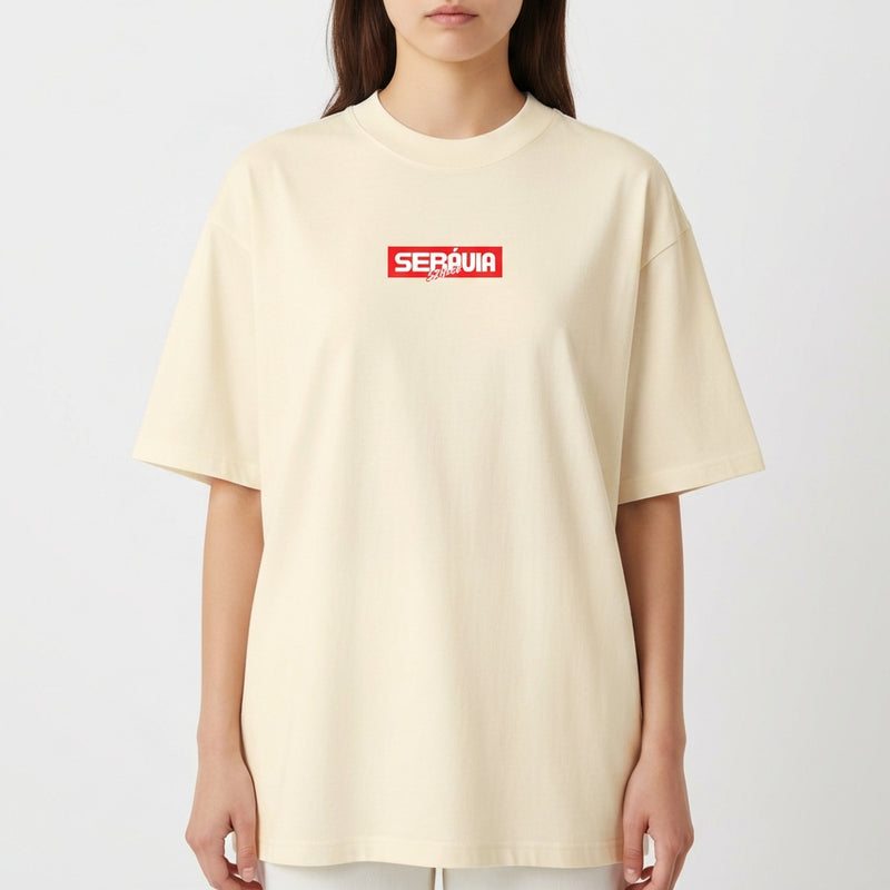 Camiseta com estampa frontal de logotipo com texto "Serbia" em destaque e estampa traseira apresentando ilustração de Odin com detalhes vikings elaborados.