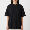 Camiseta com estampa frontal de texto “IRON DISCIPLINE” acompanhada de setas e estampa traseira com logotipo “IRON DISCIPLINE INC” em destaque.