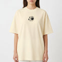 Camiseta com estampa frontal de uma ilustração detalhada de personagem com máscara e cabelo desordenado e estampa traseira de um herói imponente em cenário urbano.