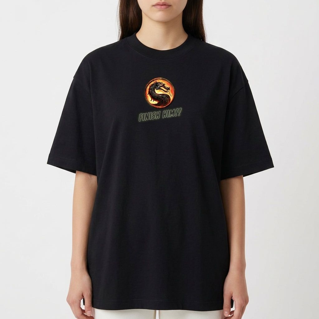 Camiseta com estampa frontal de dragão circular acompanhado do texto "FINISH HIM!!" e estampa traseira de personagem com texto em torno e detalhes gráficos.