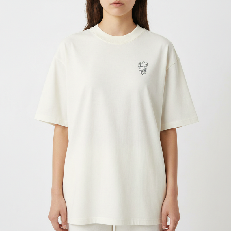 Camiseta com estampa frontal de rosto estilizado e estampa traseira de figuras sombrias sobrepostas, incluindo um lobo feroz e uma personificação misteriosa.