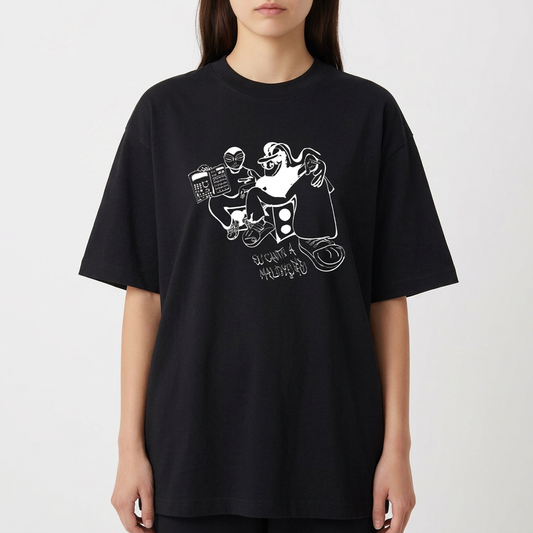 Camiseta com estampa frontal de dois personagens sentados com um dispositivo, um dos personagens sorridente e mãos aos ombros, e estampa traseira de gaiola minimalista com texto pequeno.