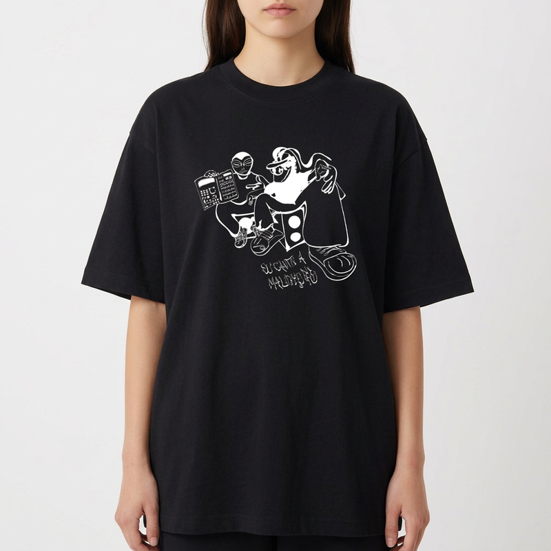 Camiseta com estampa frontal de dois personagens sentados com um dispositivo, um dos personagens sorridente e mãos aos ombros, e estampa traseira de gaiola minimalista com texto pequeno.