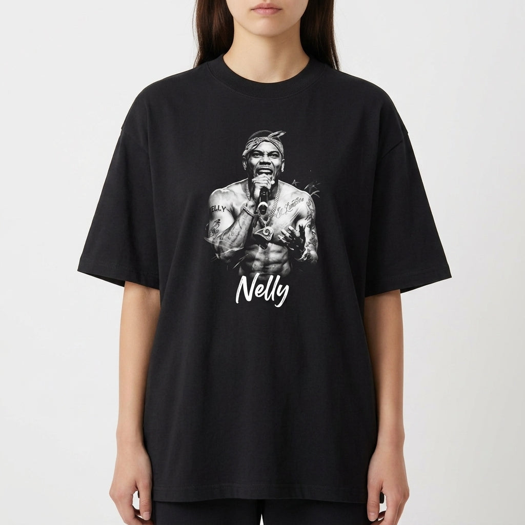 Camiseta com estampa frontal de uma figura masculina segurando um microfone, envolta de efeitos gráficos, com o nome "Nelly" em letras cursivas abaixo.