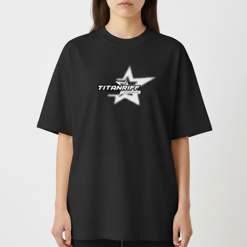 Camiseta com estampa frontal de uma estrela estilizada com efeito pontilhado, centralizada e envolvendo o nome "Titanriff" em fonte destacada.