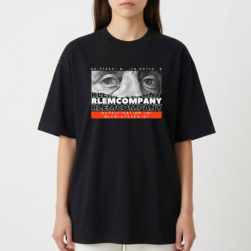 Camiseta com estampa frontal de olhos estilizados, coordenadas e texto "RLEMCOMPANY" repetido, além de "SPECIFICATION ID: RLEM-SYSTEM-01" em destaque.