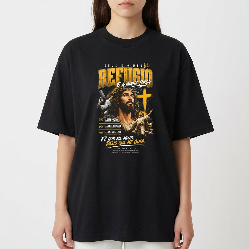 Camiseta com estampa frontal de figura religiosa com detalhes tipográficos, incluindo cruz e elementos de texto estilizados ao redor do personagem.